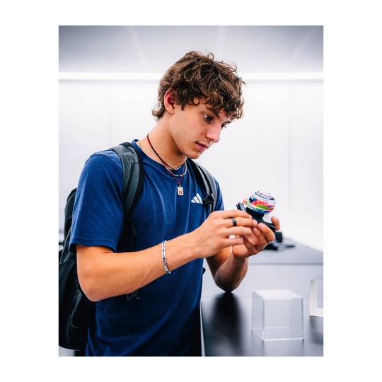 Casco de Kimi Antonelli de la Mercedes AMG Petronas 2025, escala 1:5