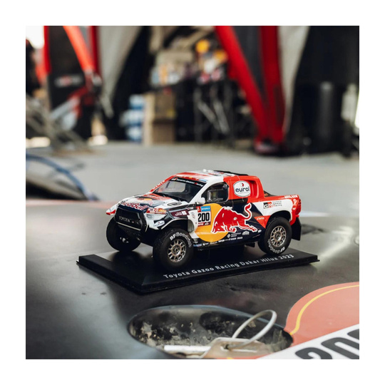 Coche a escala 1:24 Toyota Gazoo Racing HILUX T1+ Dakar Winner