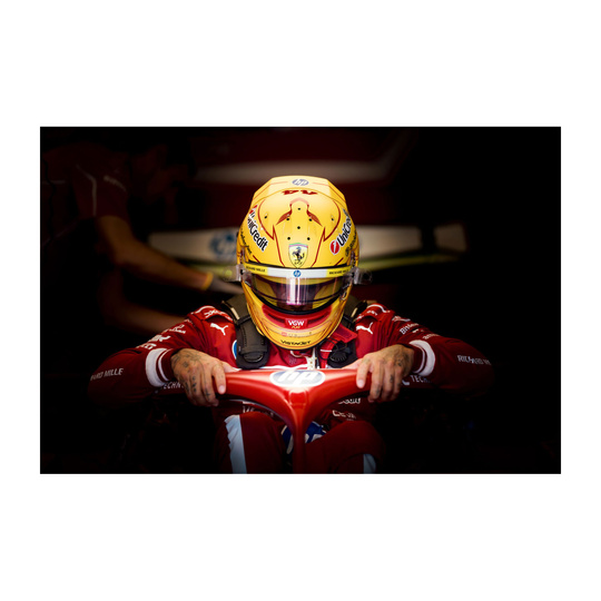 Casco de Lewis Hamilton de la Scuderia Ferrari para el Fiorano, escala 1:5