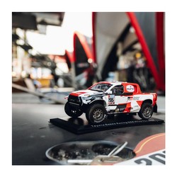 Coche a escala 1:24 Toyota Gazoo Racing HILUX T1+ Dakar